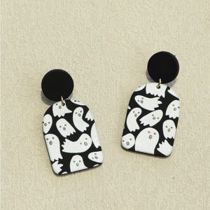 🎃🦇 HALLOWEEN 🦇🎃 Black and White Acrylic Ghost Stud Earrings
